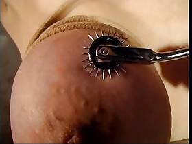 亚洲宝贝用热蜡覆盖红头的巨大架子，然后打屁股和挑逗的乐趣。